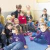 Über die neuen Krippenräume freuen sich die Kleinsten mit (von links) Kinderpflegerin Annette Neubert, Erzieherin Kerstin Müller, Kinderpflegerin Kerstin Denner-Kleren, Erzieherin Gabriele Hart, Kita-Leiterin Anette Postolov und Birgitt Waldner, Vorsitzende des Trägervereins.FOTO von Dobschütz