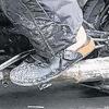 Wer braucht schon Motorradstiefel? Matthias Eilbacher reichen ein paar Birkenstocks, im Winter halt vorne geschlossen. Socken sind dem „Schlappemann“ zu warm.