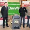 (sp)   Das neue Kaminofenstudio der BayWa AG wurde am 12. Dezember im Baustoff Kompetenzzentrum in der Heini-Dittmar-Straße in Schweinfurt eröffnet. Die zahlreichen Interessenten konnten sich an diesem Tag nicht nur von der großen Vielfalt an Kaminöfen, Festbrennstoffherden sowie heizungsunterstützenden Pelletsöfen überzeugen, sondern auch von der fundierten Fachberatung durch die Mitarbeiter der BayWa Baustoffe und BayWa Haustechnik. Am Eröffnungstag wurde ein Gewinnspiel veranstaltet, mit einem Wamsler-Kaminofen im Wert von 800 Euro als Hauptpreis. Kürzlich haben der Leiter des Betriebs Schweinfurt, Alexander Fischer (links im Bild) zusammen mit Fachberater Jens Menninger (rechts) den Ofen an den Gewinner Axel Richter übergeben. Der Niederwerrner freute sich, da er gerade sein Haus baut. „Das Kaminofenstudio bietet Fachberatung, erstklassige Geräte namhafter Hersteller sowie einen Liefer- und Einbauservice“, sagte Fischer.