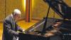 (pr)   Zum dritten Mal gastierte Pianist Pierluigi Puglisi aus Bad Kissingens italienischer Partnerstadt Massa in der Kurstadt an der Fränkischen Saale. Diesmal hatte der Künstler sein Konzert im Rossini-Saal unter das Thema „Musik und Pathos“ gestellt. Das rund zweistündige Konzert, das mit Werken von Arturo Stalteri, einem jungen italienischen Komponisten, begann und außerdem Werke von Astor Piazzolla, Isaac Albéniz, Robert Schumann und Franz Liszt enthielt, spielte Puglisi ohne Noten – lediglich bei der Zugabe, der Italienischen Nationalhymne, musst er aufs Blatt schauen. Die Hymne „Fratelli d'Italia“ (Brüder Italiens) spielte der Pianist anlässlich des 150. Jahrestags der Einheit seines Heimatlands am 17. März 1861. Puglisi hat einen Lehrstuhl für Klavier am Konservatorium in Parma. Er ist auch Koordinator der Musikschule Citta di Carrara.