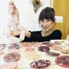 Am Stück oder geschnitten? Die Künstlerin Stephanie Hensle zeigt in ihrer Werkstatt Schmuck in Wurstform, den sie hergestellt hat.
