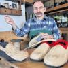 (lsw)   Der Strohschuhmacher Siegfried Adler fertigt in seiner Werkstatt im südbadischen Teningen-Köndringen (Kreis Emmendingen) Strohschuhe. Die im alemannischen auch Strohfinken genannten Schuhe aus Jute, Mais-oder Roggenstroh sind im Schwarzwald beliebte Hausschuhe sowie traditioneller Bestandteil der Kleidung zahlreicher Narrenfiguren der schwäbisch-alemannischen Fasnet. In der jetzt laufenden Narrensaison hat Adler Hochbetrieb.