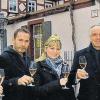 Zu Gast in Sommerhausen; (von links) Winzer Artur Steinmann, Sommelier Matthias Emmert, Sommerhausens Weinprinzessin Tina Amend, Michael Rummenigge und Weinkönigin Melanie Unsleber.