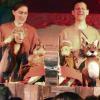 Moussong-Figurentheater: Kerstin und Sven Tömösy-Moussong mit prachtvoller Staatskarosse und den Hauptdarstellern vom „Gestiefelten Kater“ auf der Studiobühne.
