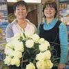 (ge)   Seit 30 Jahren ist Erna Hofmann (links) die „gute Fee“ der Apotheke St. Burkard in Oerlenbach. Vor allem fährt sie im Ort und der Umgebung die Medikamente als kostenlosen Service der Apotheke aus. Daneben hilft sie dort, wo sie gerade gebraucht wird. Zu ihrem beruflichen Jubiläum gratulierte Inhaberin Elke Ludwig (rechts) mit den Wünschen auf weitere gute Zusammenarbeit.