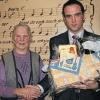 Abschied nach fast 30 Jahren: Vorsitzender Jürgen Metz dankt Agnes Metz, der Chefin der Katzenbacher Plootzfrauen.
