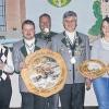 Die Titelträger des Mittelsinner Schützenvereins: Norbert Otte (Vierter von rechts) wurde Schützenkönig. Frank Schiefer (Fünfter von rechts) wurde Bogenkönig. Außerdem wurden die Sieger der einzelnen Wettbewerbe ausgezeichnet.
