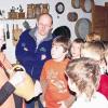 Geburtstag mal anders: Mit Höppegäs, Ratschen, Muckefug und Ofterplotz feierte Manuel Helfrich aus Weißenbach seinen zehnten Kindergeburtstag im Brückenauer Heimatmuseum.