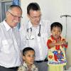 Operierten Kinder mit Lippen-Kiefer-Gaumenspalten: Dr. Christian Michel (links) und Dr. Martin Kraus in Indonesien.