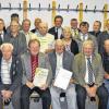 Ehrungen gab es bei der Feier des 25-jährigen Bestehens des Weinbauvereins Michelau/Altmannsdorf. Vorsitzender Martin Pfrang (Zweiter von rechts) zeichnete zusammen mit Weinprinzessin Ann-Kathrin (rechts) und Burgfräulein Eva-Maria (links) die Gründungsmitglieder sowie weitere Personen für 25 und 20 Jahre Mitgliedschaft aus.