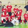 (chrs)   Nach 18 Spielen hatten die Ministranten aus Fladungen beim Fußballturnier des Dekanats Rhön Grabfeld, ausgetragen in der Mellrichstädter Dreifachturnhalle, die Nase vorn. Nach einer erfolgreichen Vorrunde galt es in der Finalrunde nur noch die Teams aus Großeibstadt und Bad Königshofen zu bezwingen. Am Ende reichten vier Punkte und ebenso viele Tore für den Turniersieg in der Altersklasse A (bis 14 Jahre). Im Anschluss bestritten die Messdiener aus Nordheim in der Altersklasse ab 15 Jahren ihr Finalspiel gegen den Gegner aus Großeibstadt. 0:1 hieß am Schluss der Endstand. Damit stehen mit Fladungen und Nordheim zwei Teams fest, die die Ministranten des Dekanats Rhön-Grabfeld am 6. März beim diözesanen Fußballturnier in Marktheidenfeld vertreten. Im Bild die Fladunger Ministranten mit (hinten, von links) Trainer Peter Weiss, Jannik Weiss, Kilian Markert, Niklas Trabert, Lukas Kümmeth, Thorsten Kapperer (Dekanatsjugendseelsorger Bad Neustadt), sowie (vorne, von links) Adrian Kirchner, Sven Grief, Jonas Link, Linus Weiss, Nico Herbert und (ganz vorne) Fritz Oppelt.