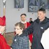 Salbung und Handauflegung: Weihbischof Ulrich Boom spendete im Beisein von (von links) Pater Lukas Schwartz, Pfarrer Arkadius Kycia und Diakon Heribert Ranff in der Gemündener Dreifaltigkeitskirche das Sakrament der Firmung.