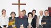 (til)   Kirchenpfleger, Sammler, Lektor: Seit vielen Jahren haben sie sich für die Evangelische Pfarrei Wetzhausen engagiert, nun wurden diese Mitarbeiter ausgezeichnet. Pfarrerin Bettina Klemm (von links) bedankte sich bei Betty Lauer aus Altenmünster, die für 20 Jahre Kirchenpfleger-Tätigkeit und 25 Jahre Notopfer-Sammlung geehrt wurde. Gerhard Koch aus Wetzhausen hält als Lektor seit 20 Jahren Gottesdienste im gesamten Dekanat Rügheim. 15 Jahre lang leitete Marlene Memmel die Kindergottesdienste. Gerlinde Geier ist mit ihrem Mann Adolf (Zweiter von rechts) seit 30 Jahren Mesner von Altenmünster. Margarete Oberfichtner ist seit zehn Jahren Sekretärin des Pfarramtes. Eberhard Laesch trägt seit 40 Jahren die Lesungen des Tages vor. Beim Ehrungstermin fehlten Isabel Schiller, die seit 20 Jahren Gottesdienste hält und Ulrike Ames, die seit 20 Jahren das Kindergottesdienst-Team in Wetzhausen unterstützt.
