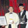 Ehrennadel: Mit der Kulturehrennadel der Stadt Karlstadt zeichnete Bürgermeister Dr. Paul Kruck während der Faschingsveranstaltung in der Karlburger Karolinger-Halle den „Macher der Bunten Abende“, Peter Hartmann (links), aus.