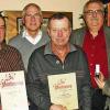Treue zum Weinbauverein: Die goldene Ehrennadel für 25-jährige Treue hat der Weinbauverein Albertshofen verliehen. Im Bild von von links: Bürgermeister Horst Reuther, Dieter Heine, Gerhard Uhl, Klaus Richter und Cindy Reitmeier.