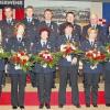 Blumen für sechs Billingshäuser Damen: Für 25 Jahre aktive Feuerwehrdienstzeit ausgezeichnet von Kommandant Heinz Schätzlein (links) und Hugo Leimeister (rechts). Vorne von links: Heinz Schätzlein, Doris Weisenberger, Birgit Steigerwald, Erika Triebig, Traudl Leimeister, Ingrid Schätzlein, Marion Hüsam und Hugo Leimeister. Dahinter Roland Sauer, Johannes Hüsam, Claus Möschl, Roland Hüsam, Georg Neumeier, Alfred Stumm und Karl Lindenberger.
