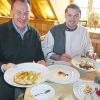 Vergessene Genüsse: Mainmühlen-Wirt Jan Endres und sein Küchenchef Michael Pflamminger tischen hier Maispoulardenbrust auf Weichweizenrisotto, Cappuccino von Grünkern und Zander-Süßholz-Saté mit geschmortem Radicchio und Steckrüben auf.HERBERT KRIENER