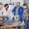 Arbeiten auf Hochtouren: Am Montag wurden die defekten Motoren im Heizungskeller der Sandberger Schule repariert. Schulleiterin Bettina Schindler und dritter Bürgermeister Thilo Kirchner (rechts) dankten Hausmeister Ludwig Söder (links) und Elektroinstallateur  Gerhard Hauck für ihren engagierten Einsatz.
