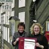 Christina Fallenbacher (rechts) und Renate Klinger, Inhaberin des Weistübla in Königsberg, zeigen ihre Urkunde.