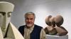 Noch längst kein Ruheständler: Julian Walter, Bildhauer aus Vasbühl, wird 75. Das Foto zeigt ihn bei seiner letzten großen Ausstellung in Schweinfurt mit dem Titel „Kopf und Kragen“.