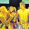 (sim)   Verwandlungsreichtum und Abwechslung kündigen die Veranstalter für den  Musical-Fieber-Abend in Wiesentheid an: Am Samstag, 20. März, präsentieren die Sänger der Musical-Fieber-Crew Stücke von Dirty Dancing, We Will Rock You und Mamma Mia, viele Tophits von Sir Andrew Lloyd Webber und bewegende Szenen aus dem König der Löwen und Mozart. Wie die Veranstalter mitteilen, können die Besucher „Schrilles, Schrulliges und Schauriges“ mit Rocky Horror Show, Sister Act oder Der Tanz der Vampire erleben. Von den aktuellen Musicals sind Hairspray, Der Schuh des Manitu und Udo Jürgens' Ich war noch niemals in New York dabei – insgesamt präsentiert Musical Fieber Ausschnitte aus den 20 weltweit bekanntesten Musicals. Die Veranstaltung in der Steigerwaldhalle beginnt um 20 Uhr. Tickets (zwischen 24,90 und 44,90 Euro) gibt es im Vorverkauf in Wiesentheid, Lotto Weber, unter  (0 93 83) 15 66 und unter www.ticketonline.de.