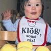 (lsl)   Mit dem Lätzchen aus dem Main-Post-Shop hat Christine Wachter aus Kitzingen das richtige Geschenk zu ihrer Cousine in München geschickt. Wenig später kam dieses Bild zurück. Es zeigt den Kloßfan Anissa vor ihrem Lieblingsessen, fränkischen Klößen und dazu die eindeutigen Botschaft: Klöß', sonst nix.