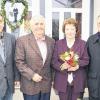 50 Jahre verheiratet: Goldene Hochzeit feierten in Geusfeld Paul und Rosa Bäuerlein. Herzlich gratulierten Bürgermeister Oskar Ebert (links) und Pfarrer Franz Schmitt (rechts).