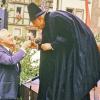 Erinnerung an 1985: Unter den zahlreichen Ehrengästen, denen der damalige Bürgermeister Ferdinand Betzer (rechts) beim Festumzug einen Begrüßungstrunk reichte, war auch der damalige Bundesbauminister Oskar Schneider.