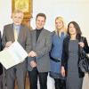 Zertifiziert nach Arbeitsschutzmanagementsystem OHRIS: Regierungspräsident Dr. Paul Beinhofer übergibt die Urkunde an (von links) Dr. Hans-Dieter Zobel, Dr. Peter Liebl, Anna-Lena Elsesser und Tanja Danner (Medizinische Fachangestellte), Leitender Gewerbedirektor Dr. Günther Gaag (Leiter des Gewerbeaufsichtsamtes).