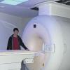 Der Kernspintomograf: Herzstück der heiß diskutierten Radiologie Dr. Jäger im Alten Krankenhaus, mit Arzthelferin Ruth Weingart.