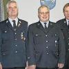 40 Jahre im Dienst: Bürgermeister Waldemar Bug (von links) ehrte Robert Rost und Norbert Straub mit dem goldenen Ehrenzeichen. Kreisbrandrat Benno Metz und stellvertretender Landrat Emil Müller gratulierten.