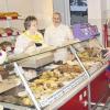 (win)   Eine Filiale hat die Hammelburger Bäckerei Emmert in Machtilshausen im Gebäude des ehemaligen Lebensmittelgeschäfts Gessner eröffnet. Neben Backwaren gibt es nun auch wieder ein kleines Sortiment an Lebensmitteln. Auch frisch gebrühten Kaffee bietet Emmert seinen Kunden an. Die Filiale in Machtilshausen, in der ein Ladenbackofen laufend für frische Ware sorgt, wird von Maria und Inge Zier betreut. Sie ist montags bis freitags von 6.30 bis 10 Uhr und samstags von 6.30 bis 11 Uhr geöffnet.