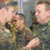 Hohe Ehrung: Oberstabsfeldwebel Manfred Reger erhält das Ehrenkreuz in Gold.