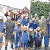 (mch)   Bunte Wagen, närrische Masken und viele lustige Gestalten ziehen traditionell am Rosenmontag durch die Straßen und Gassen von Oberelsbach. Auch in diesem Jahr zogen die Fosenöchter wieder in Gruppen von Haus zu Haus. Mit dabei auch die „Strohmänner“, die die traditionellen Masken in der Faschingszeit in Oberelsbach tragen. Auch die Frühschoppengolfer Oberelsbach hatten wieder einen kreativen Wagen gebaut zum Thema „Grünes Klassenzimmer“. Unterwegs waren außerdem die Rosenmontagskapelle, der Frauenbund Oberelsbach, der Oberelsbacher Bauwöö sowie skurrile Tiergestalten.