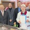 Stolz auf die EU-Zulassung: Zahlreiche Gratulanten kamen, um den Besitzern der Metzgerei Baus, (von links) Anja Baus, Guntram Baus und Marko Baus, Glückwünsche zu überbringen.