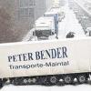 Ein quergestellter Sattelzug blockiert am Donnerstag die A67 bei Gernsheim. Auf schneeglatten Straßen kam es in Baden-Württemberg zu zahlreichen Unfällen und stundenlangen Staus.