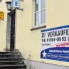 Verkauf steht an: Ein Plakat vor dem Gebäude des Postamtes weist darauf hin.