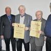 Die ersten Ehrenmitglieder des Vereins: Josef Sauerwein und Erwin Feser (Mitte) erhielten von (von links) Martin Göbel, Hans Popp und Theo Gärtner (ganz rechts) die Ernennungsurkunden.