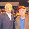 (lies)   Seit 1985 ist Jochen Endres samstags Stammgast beim ZDF in Mainz-Lerchenberg. Der Zellinger ist der vielleicht treueste Fan der Fernsehsendung „das aktuelle sportstudio“. Am 13. Juni vergangenen Jahres saß er zum 200. Mal im Publikum, wozu ihm Moderator Michael Steinbrecher gratulierte. Über 20 Moderatoren hat Endres kennen gelernt und von vielen Sendungen mit ihnen und prominenten Studiogästen Erinnerungsfotos. Das Bild mit Rudi Völler allerdings entstand beim Oktoberfest im ZDF-Fernsehgarten, denn Jochen Endres geht auch schon mal „fremd“ und besucht beispielsweise auch die Sendung Doppelpass des Deutschen Sport-Fernsehens.
