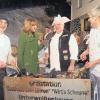 Wärmen im Winter: Die drei Bischofsheimer Gastronomen Claus Vorndran (Gasthaus Dickas, links), Matthias Klug (Gasthaus zum Löwen, Zweiter von rechts) und David Roth (Gasthaus Roth, rechts) beim Wintergrillen mit BR-Reporterin Stephanie Stauss.