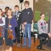 (ler)  Große Freude herrschte bei der Jugendmusikschule, weil alle 14 Schülerinnen und Schüler, die beim Wettbewerb „Jugend musiziert“ in Schwäbisch Hall angetreten waren, einen Preis erhielten. Insgesamt beteiligten sich 114 junge Musiker. Erste Preise errangen Stefanie Anders (9 Jahre), 23 Punkte im Violinspiel; Joel Blido (11), 25 Punkte, Cello,  Frühförderklasse von Professor Orfeo Mandozzi, Musikhochschule Würzburg; Jonathan Dosch (9), 25 Punkte, Schlagzeug; Annette Haertig (9), 23 Punkte, Violine; Fenja Henninger (10), 25 Punkte, Violine; Pudscha Heyn (11), 25 Punkte, Cello; Janik Nenner (9) 22 Punkte, Schlagzeug. Die Streicherinnen wurden von den Lehrerinnen Fedra Blido oder Natalya Medvedovska auf dem Flügel begleitet. Schulleiter Stefan Blido sagte: „Wir können uns glücklich schätzen, dass einige der besten Lehrkräfte unserer Musikschule in unserem Hause unterrichten.“ Auffallend war, dass alle  gemeldeten Violinschülerinnen von Lehrer Arkadij Satanowski erste Preise erreichten. Für den Landeswettbewerb vom 19. bis 21. März in Friedrichshafen qualifizierten sich Stefanie Anders, Fenja Henninger, Annika Haertig und Joel Blido.