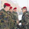 Oberst Peter Schütz ehrt drei Wildfleckener Soldaten.