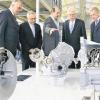 (fan)   „Wir sind überzeugt davon, dass sich die Hybridtechnologie in den kommenden Jahren stärker durchsetzen wird, weil sie sich nicht nur für die Umwelt, sondern auch für die Autofahrer rechnet.“ So sagte es ZF-Sachs-Vorstandsvorsitzender Peter Ottenbruch beim Besuch des bayerischen Wirtschaftsministers Martin Zeil im Werk Hafen, in dem Hybridmodule für den Automobilbau gefertigt werden. Zeil würdigte die Bedeutung der Hybridtechnologie als Zukunftsindustrie, die einen wichtigen Beitrag zur CO2-Reduzierung leiste. Bayern unterstütze das Projekt Mild-Hybrid-Elektromotor im Rahmen des Programms „Rationellere Energiegewinnung und -verwendung“ bereits seit 2006. „Die Produkte helfen Energie zu sparen und schaffen zukunftsträchtige Arbeitsplätze in Bayern“, sagte Zeil. Von links: Marketingchef Walter Erke, Wolfgang Jäger (Regierung von Unterfranken), ZF-Sachs-Leiter Geschäftsfeld Elektrische Antriebe Martin Sattler, Minister Zeil, ZF-Sachs-Chef Ottenbruch.