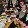 Schlesisches Himmelreich: Wirtin Stephanie Mathea mit (von links) Karl-Heinz Pritzl (Kauzen-Bräu), Rechtsanwalt Peter Herzog, Sabrina Kemmer, Nadine Hess, Elmar Marquardt (alle Radio Charivari) und Ulrich Schmilewski (Kulturwerk Schlesien).HERBERT KRIENER