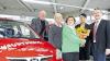 (dam)   Beim Adventskalender-Gewinnspiel am Weihnachtsmarkt hat Helma Kallert den Hauptpreis gewonnen: Ein Auto, gesponsert vom Autohaus Kümmeth und Ziegler und der Interessengemeinschaft Unterfränkischer Jahrmärkte. Initiator der Aktion war Radio Primaton. Von links: Schatzmeister Horst Schneider von der Interessengemeinschaft Unterfränkischer Jahrmärkte), der Lebensgefährte der Gewinnerin Rudi Bauer, Gewinnerin Helma Kallert, Christiane Schäfer von Radio Primaton und Verkaufsleiter bei Kümmeth und Ziegler Dieter Heyer. Die vom Autohaus und von Hyundai gesponserten zweiten und dritten Preise gingen an Tilly Bauer (Schweinfurt) und an Peggy Scharoba (Schonungen).