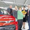 (dam)   Beim Adventskalender-Gewinnspiel am Weihnachtsmarkt hat Helma Kallert den Hauptpreis gewonnen: Ein Auto, gesponsert vom Autohaus Kümmeth und Ziegler und der Interessengemeinschaft Unterfränkischer Jahrmärkte. Initiator der Aktion war Radio Primaton. Von links: Schatzmeister Horst Schneider von der Interessengemeinschaft Unterfränkischer Jahrmärkte), der Lebensgefährte der Gewinnerin Rudi Bauer, Gewinnerin Helma Kallert, Christiane Schäfer von Radio Primaton und Verkaufsleiter bei Kümmeth und Ziegler Dieter Heyer. Die vom Autohaus und von Hyundai gesponserten zweiten und dritten Preise gingen an Tilly Bauer (Schweinfurt) und an Peggy Scharoba (Schonungen).