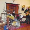 Moderne Musik in altem Gemäuer: Der Percussionist der Gruppe Talisman, Jan Zimmermann (Mitte) hatte beim Konzert im Schloss in Zeilitzheim neben den üblichen Schlaginstrumenten abenteuerliche Zusatzteile parat. Mit im Bild rechts Bassgitarrist Tom Auffahrt.