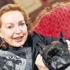 Wird heute 70: Diane von Württemberg in Schloss Altshausen (Kreis Ravensburg) mit ihrer französischen Bulldogge Macho. Die Künstlerin ist mit dem Herzog von Württemberg verheiratet.