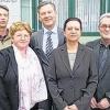 (rp)   Ingrid Schmidt (vorne rechts) und Brigitta Burtchen (links), zwei wichtige Stützen am Reha-Zentrum der Deutsche Rentenversicherung Bund in Bad Kissingen, wurden aus dem aktiven Dienst verabschiedet. Schmidt war Leiterin des ärztlichen Schreibdienstes und Sekretärin des Leitenden Arztes, Burtchen Leitende Krankenschwester der Klinik Saale. Leitender Arzt Wolfram Franke (Mitte) würdigte das jahrelange Engagement der gebürtigen Hammelburgerin Burtchen, die nach ihrer Ausbildung in Paderborn und Jahren der Berufspraxis am Hammelburger Krankenhaus tätig war. 1985 wechselte sie zur Klinik Saale, wo sie zunächst Stationsschwester, dann ständige Vertreterin und in den vergangenen sieben Jahren Pflegedienstleiterin war. „Sie haben sich in der Ausbildung von medizinischen Fachangestellten, aber auch als Schwerbehindertenbeauftragte und Sicherheitsbeauftragte in hohem Maße verdient gemacht“ hob Franke hervor. Schmidt, gebürtige Kissingerin, verbrachte die wesentliche Zeit ihrer Ausbildungs- und Berufsjahre in ihrer Heimatstadt: Nach der Ausbildung zur Arzthelferin in einer orthopädischen Praxis war sie jahrelang als Chefarztsekretärin der Heinz-Kalk-Klinik beschäftigt, bis sie 1996 in die Funktion einer Leiterin des medizinischen Schreibdienstes und Sekretärin des Leitenden Arztes an die Klinik Rhön wechselte. „Ohne Sie wäre manches schlechter und vieles nicht gelaufen“ fasste Franke die Verdienste seiner Sekretärin zusammen. Es wies auf ihr besonderes Organisationstalent hin, ihre Mitarbeit bei der Ausbildung von Arzthelferinnen und ihr Engagement bei vielfältigen Verbesserungsprojekten der Logistik des Hauses.Den Dankesworten schlossen sich auch Abteilungsleitender Arzt Werner Knisel und für die Verwaltung deren stellvertretender Leiter Gerhard Stein (rechts) an. Personalratsvorsitzender Jens Möller (links) überbrachte die guten Wünsche der Mitarbeiter.Foto: Reha-Zentrum
