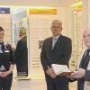 (eh)   Nur kurz waren die Räume einer ehemaligen Apotheke in der Hohnstraße verwaist. Schnell hatte die Unternehmenskette Apollo-Optik die Gelegenheit genutzt, eine Filiale in Bad Neustadt zu errichten. Über 700 sind es inzwischen in der Bundesrepublik, stellte Inhaberin Doreen Dorner bei der Eröffnung fest. Bürgermeister Bruno Altrichter freute sich über die Wiederbelebung an einem zentralen Ort und gratulierte zum unternehmerischen Mut, in einer schwierigen wirtschaftlichen Zeit geschäftlich tätig zu werden. Den Segen dazu erteilte Dekan Bernold Rauch.